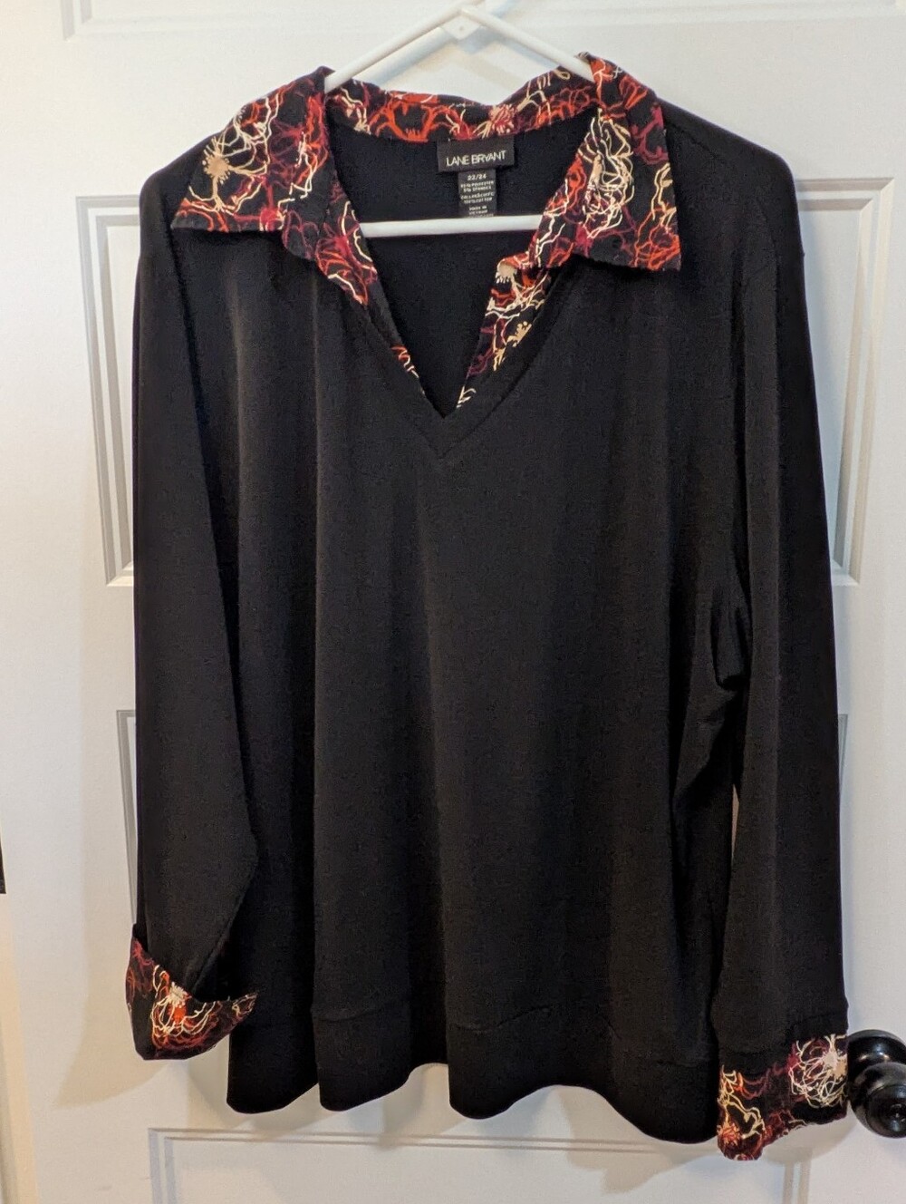 🔴 3/$15 Lane Bryant Black V-Neck Top with Red Patterned Collar